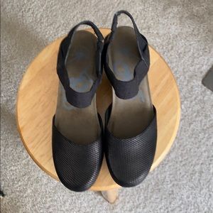 OTBT Carry-on closed toe wedges barely worn